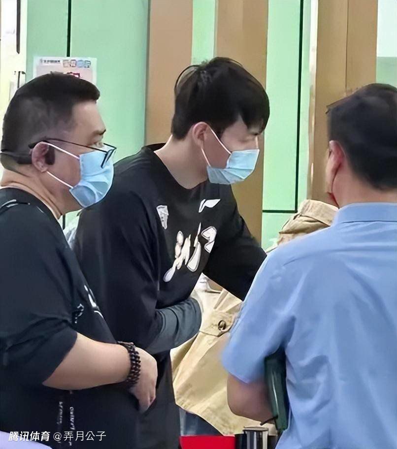 穿戴整齐的叶辰准备出门买菜，发现口袋里鼓鼓囊囊的，这才想起昨天众人送自己的礼物。
